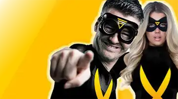 Изображение героя в стиле супергероя, указывающего на зрителя, рекламирующего бонус Приведи друга от Баунти на ярком желтом фоне с женским персонажем-супергероем на заднем плане.